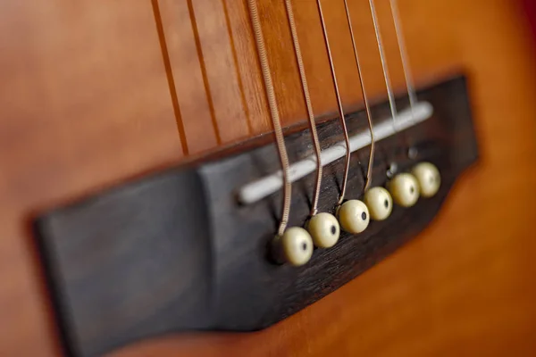 A ponte de guitarra acústica com braçadeiras para fixação e fixação t — Fotografia de Stock