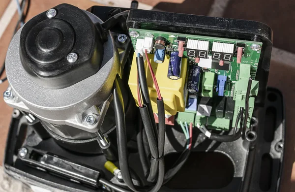 Kurulum sırasında ortaya çıkarılan elektrikli motorun bileşenleri