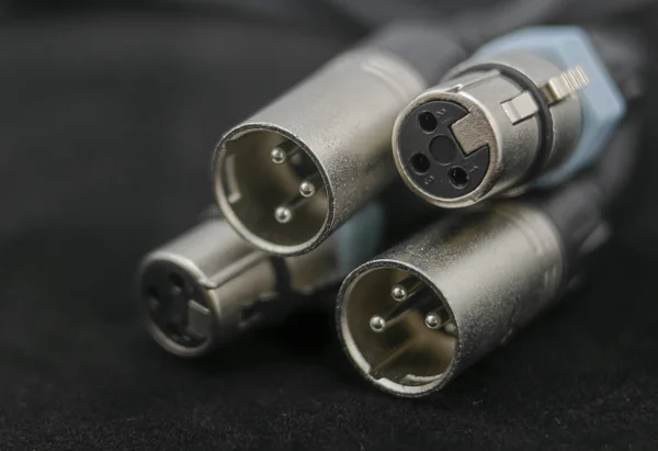 Xlr tipi erkek ve kadın konnektörleri ön planda