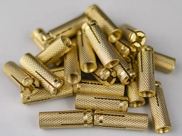 Parlak ve altın metal yığınları.