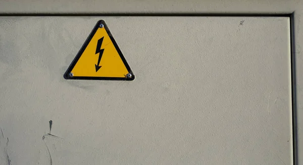Elektrik panelinde elektrik çarpması tehlikesi var.