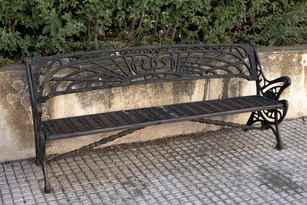 Скамейка в парке, где некому будет ее занять — стоковое фото