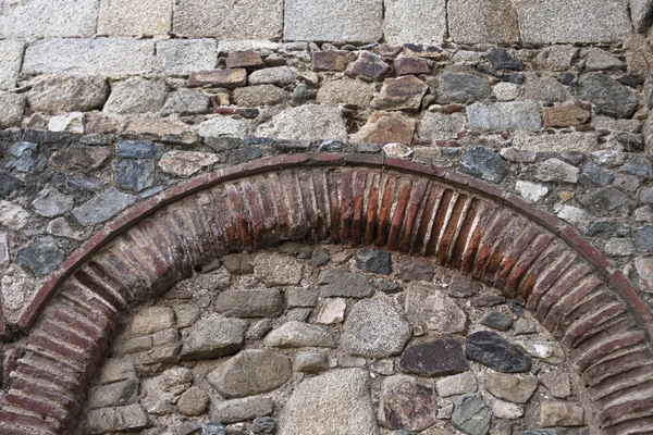 Semicírculo de ladrillo que forma un arco de acceso a un puente romano en España — Foto de Stock
