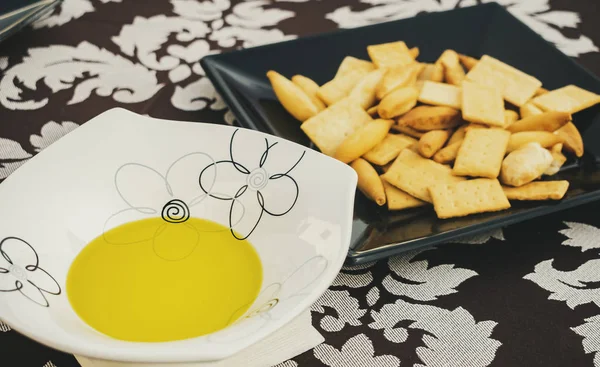 Ekstra saf zeytinyağı ve açık hava şarap tadımında ekmek.