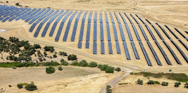 Güneybatı İspanya 'da güneşli bir günde bir fotovoltaik enerji santralinin hava görüntüsü