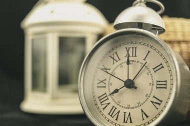 Zaman bizi durduramaz.