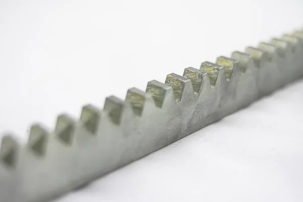 Стойка из зубчатой стали для крепления на раздвижной двери — стоковое фото