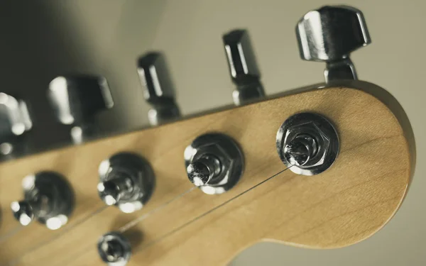 Pá e afinadores de uma guitarra elétrica clássica americana padrão — Fotografia de Stock