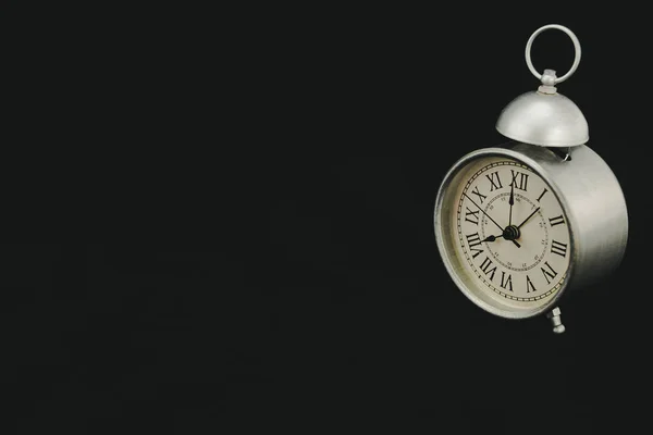 Siyah arkaplanda klasik ve klasik gri alarm saati — Stok fotoğraf