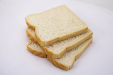 beyaz zemin dilimlenmiş ekmek