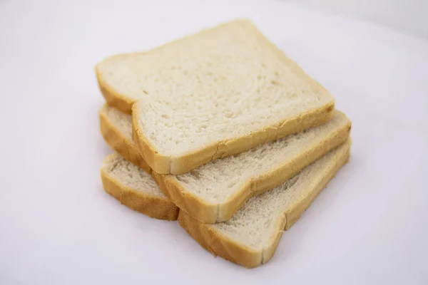 Brot in Scheiben vor weißem Hintergrund — Stockfoto