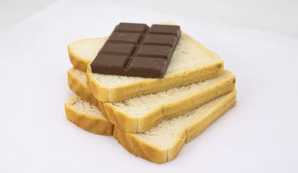 Lezzetli çikolatalı dilimlenmiş ekmek ve ekstra kaliteli süt.