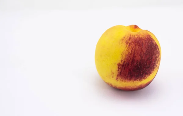 Pêche mûre du bassin méditerranéen d'orange, de jaune et de rouge — Photo