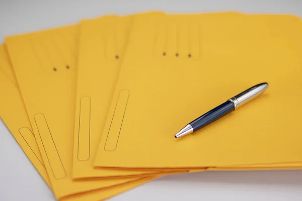 Beyaz arkaplanda sarı alt dizinler üzerine modern kalem — Stok fotoğraf