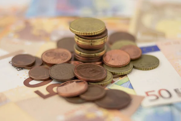 Birçok dağınık avro sikkesi ve 50 ve 20 avroluk banknotlar üzerine bir köşe yazısı