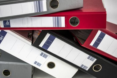 Beyaz arkaplanda farklı renkte dosya dolapları