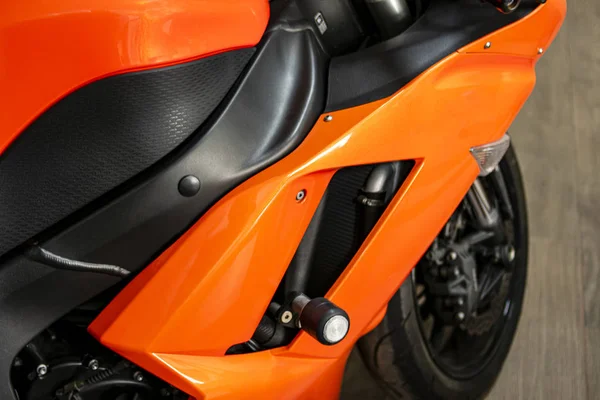 Spor motosikletinin yan kaplama ve düşme karşıtı desteği