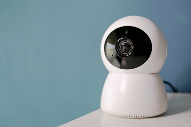 Lensi kaplayan siyah korumalı beyaz başlıklı web kamerası ve gece aydınlatması için kızılötesi ampuller