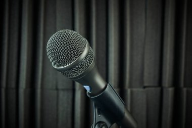 Vokaller ve korolar için akustik köpük arka planda gri, stand-monte edilmiş dinamik mikrofonun yan görünümü