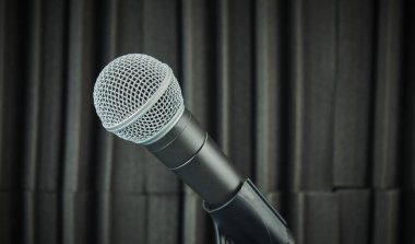 Yan görüş mikrofonu mikrofona monte edildi ve akustik köpük arka planı gri tonlarda