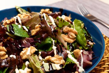 Vegan Akdeniz salatası, marul, ceviz, balzamik sirke, ekstra saf zeytinyağı, tuz ve mayonez karışımı.