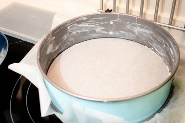 Kek ve tart yapmak için tereyağlı kalıp. Hamuru ekleyip fırına koyup pişirmek için koşullandırılmış.