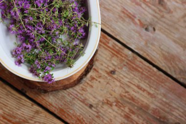 Taze, daha yeni toplanmış kekik masada yatıyor. Bitkisel ilaç. Bitkisel ilaçlar. Şifalı bitkiler. Organik baharat. Rustik stil, yakın çekim, üst görünüm