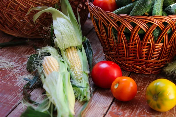 Koçanlarda mevsimlik mısırlar, Domatesler ve Salatalıklar Tahta Masada Yatıyor, Yaz Titreşimleri, Kırsal Yaşam Tarzı
