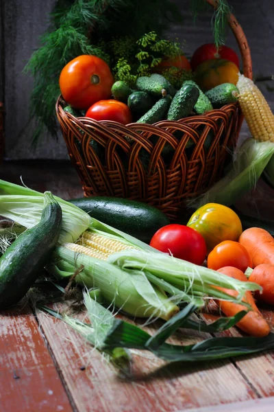 Sulu, taze, mevsimlik sebzelerle dolu bir sepet.