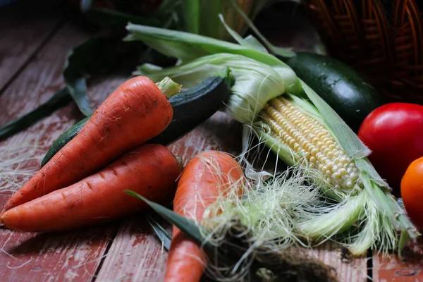 Genç Havuçlar, Mısır Tarlaları, Kabak ve Domatesler Tahta Masa, Yaz Titreşimleri, Kır Hayatı Tarzı, Yakın plan
