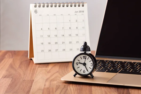Zeitmanagement Konzept Mit Kalender Und Uhr Computer Auf Holztisch — Stockfoto