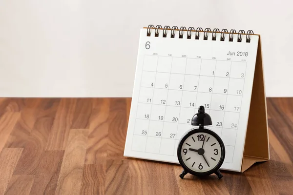 Zeitmanagement Konzept Mit Kalender Und Uhr Auf Holztisch — Stockfoto