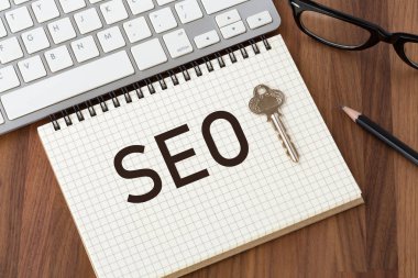 SEO kavramı ile anahtar üstünde defter