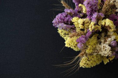 Siyah taş zemin üzerine statice buket