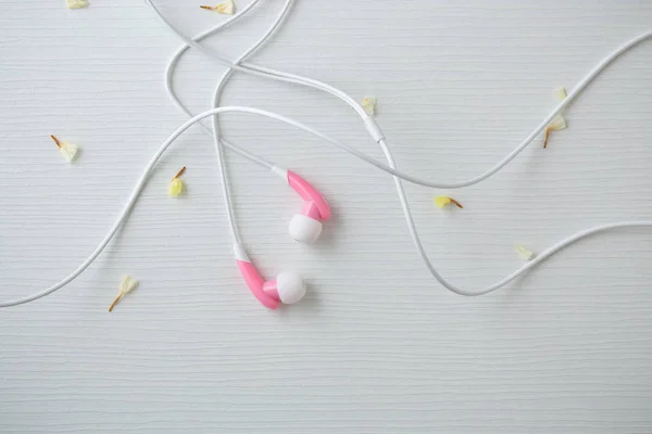 Rózsaszín Fülhallgató Virágok Fehér Fából Készült Asztal Háttér Felülnézet — Stock Fotó