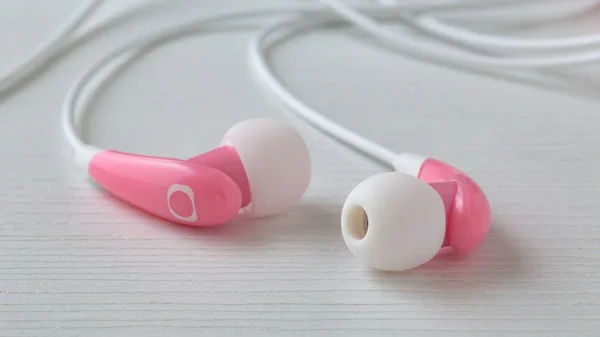 Pink Earphones White Wooden Table — Stock Photo, Image