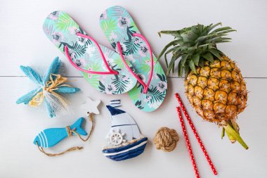 Ananas, parmak arası terlik, Yelkenli ve yaz plaj tatil kavramı, düz için aksesuarlar