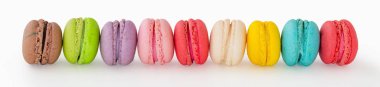 Beyaz arka plan üzerinde satırda renkli macaroons
