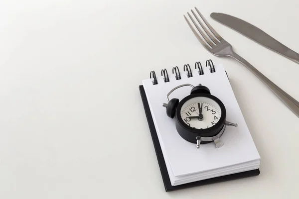 Reloj Con Tenedor Cuchillo Ayuno Intermitente Concepto Plan Pérdida Peso —  Fotos de Stock