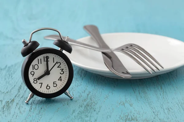 Relógio Com Placa Branca Garfo Faca Jejum Intermitente Dieta Conceito — Fotografia de Stock