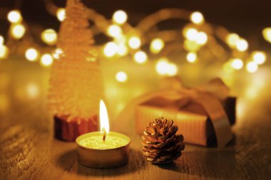 Noel mum ve ışık ve bokeh koyu arka plan üzerinde süsleme