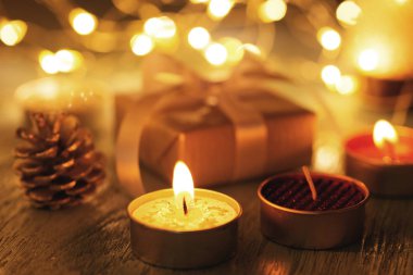 Noel mumlar ve ışık ve bokeh koyu arka plan üzerinde süsleme