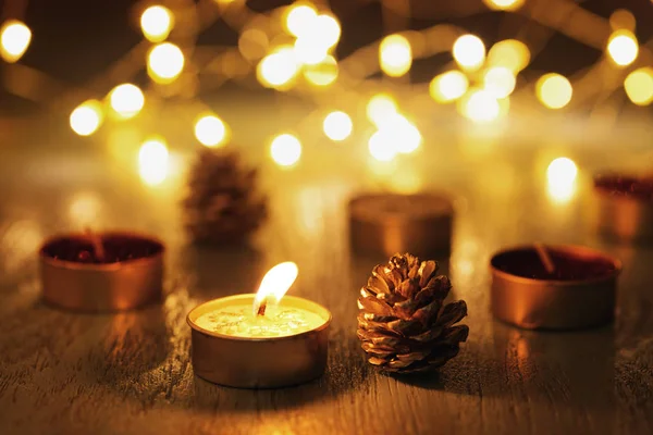 Noel mum ışığı ve bokeh ile koyu arka plan üzerinde