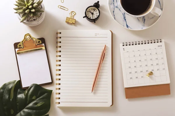 Flacher Schreibtisch Mit Notizbuch Kalender Klemmbrett Stift Und Grünem Blatt — Stockfoto