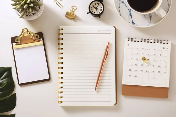 Flacher Schreibtisch Mit Notizbuch Kalender Klemmbrett Und Stift Goldenes Zubehör — Stockfoto