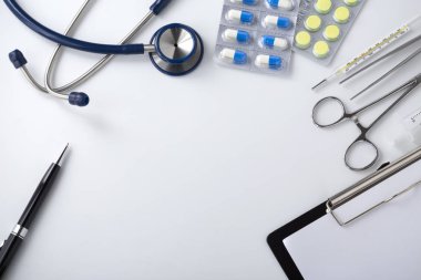 Doktor Danışma tıbbi araçlar ve hap, üstten görünüm