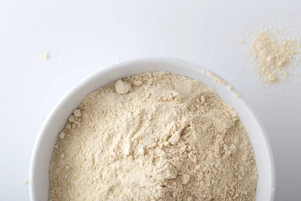 Quinoa meel in witte kom, close-up — Stockfoto
