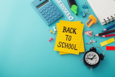 Mavi arka planda okula geri dön