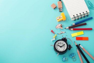 Mavi arka planda saat li okul malzemeleri