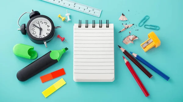 Papelería escolar con reloj y cuaderno — Foto de Stock